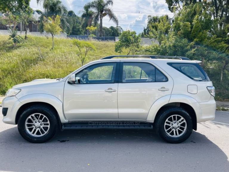 TOYOTA - HILUX SW4 - 2013/2013 - Bege - R$ 139.900,00