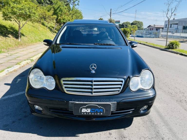 MERCEDES-BENZ - C 180 - 2005/2006 - Preta - R$ 59.900,00