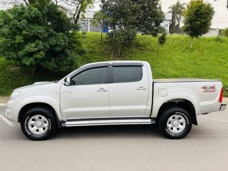 TOYOTA - HILUX - 2011/2011 - Prata - R$ 109.900,00