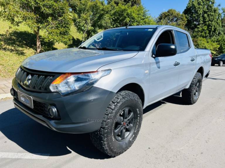 MITSUBISHI - L200 TRITON - 2021/2022 - Prata - R$ 149.900,00