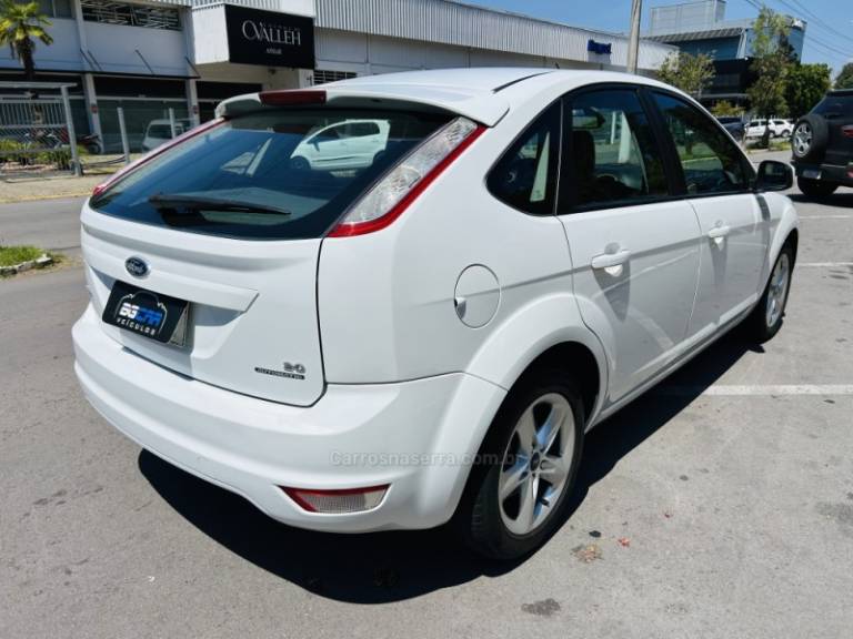 FORD - FOCUS - 2012/2013 - Branca - R$ 48.900,00