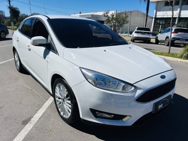 FORD - FOCUS - 2015/2016 - Branca - R$ 59.900,00