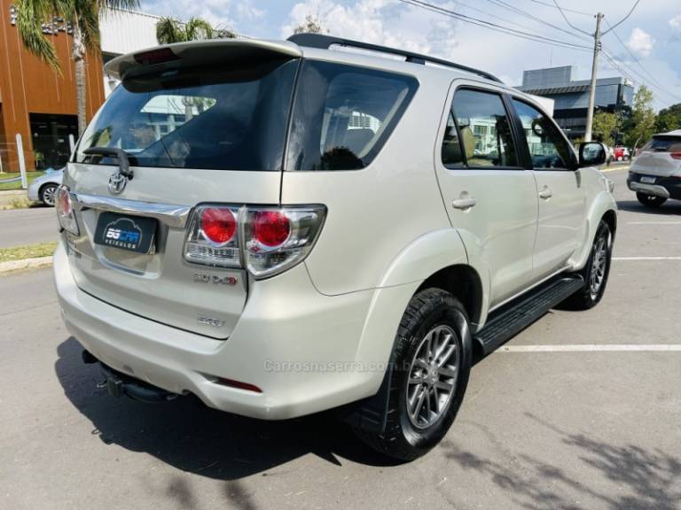 TOYOTA - HILUX SW4 - 2013/2013 - Bege - R$ 139.900,00