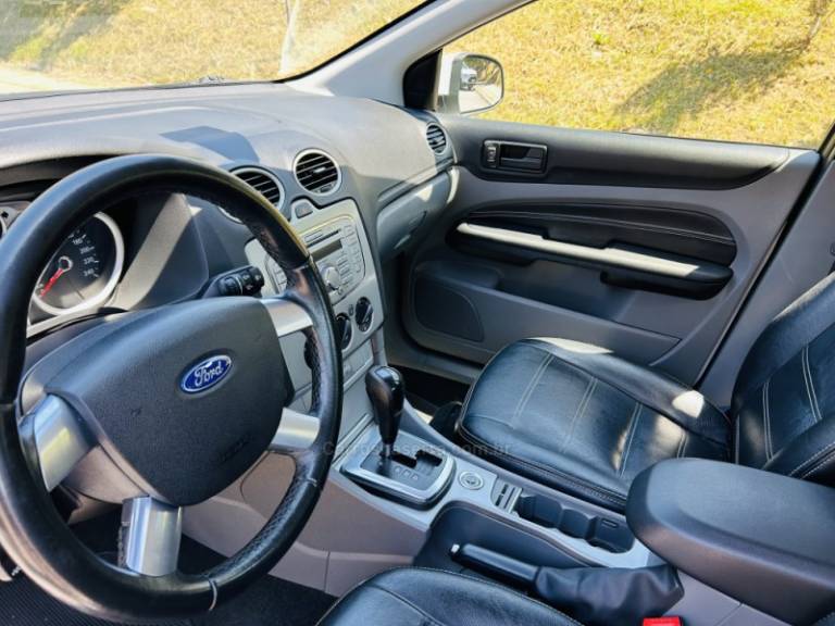 FORD - FOCUS - 2012/2013 - Branca - R$ 48.900,00