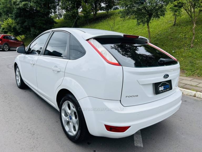 FORD - FOCUS - 2012/2013 - Branca - R$ 49.900,00