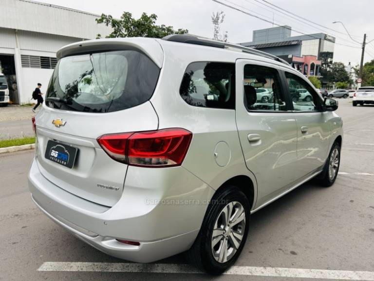 CHEVROLET - SPIN - 2022/2023 - Prata - R$ 104.900,00