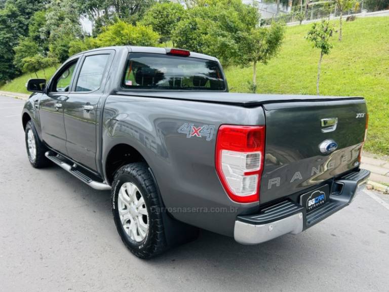 FORD - RANGER - 2017/2018 - Cinza - R$ 145.900,00